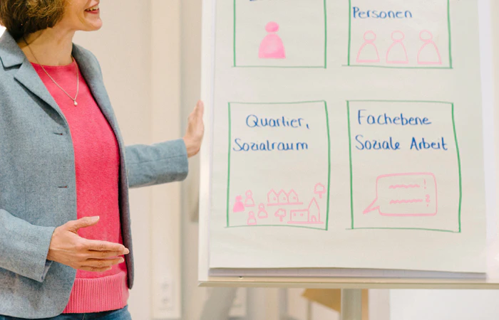 Personen gestikulieren mit Händen, im Dialog
